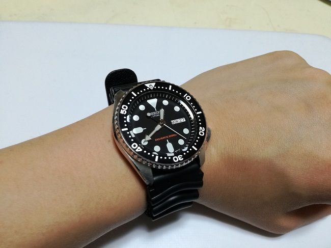 セイコーダイバーズ「ブラックボーイ（SKX007KC）」装着画像